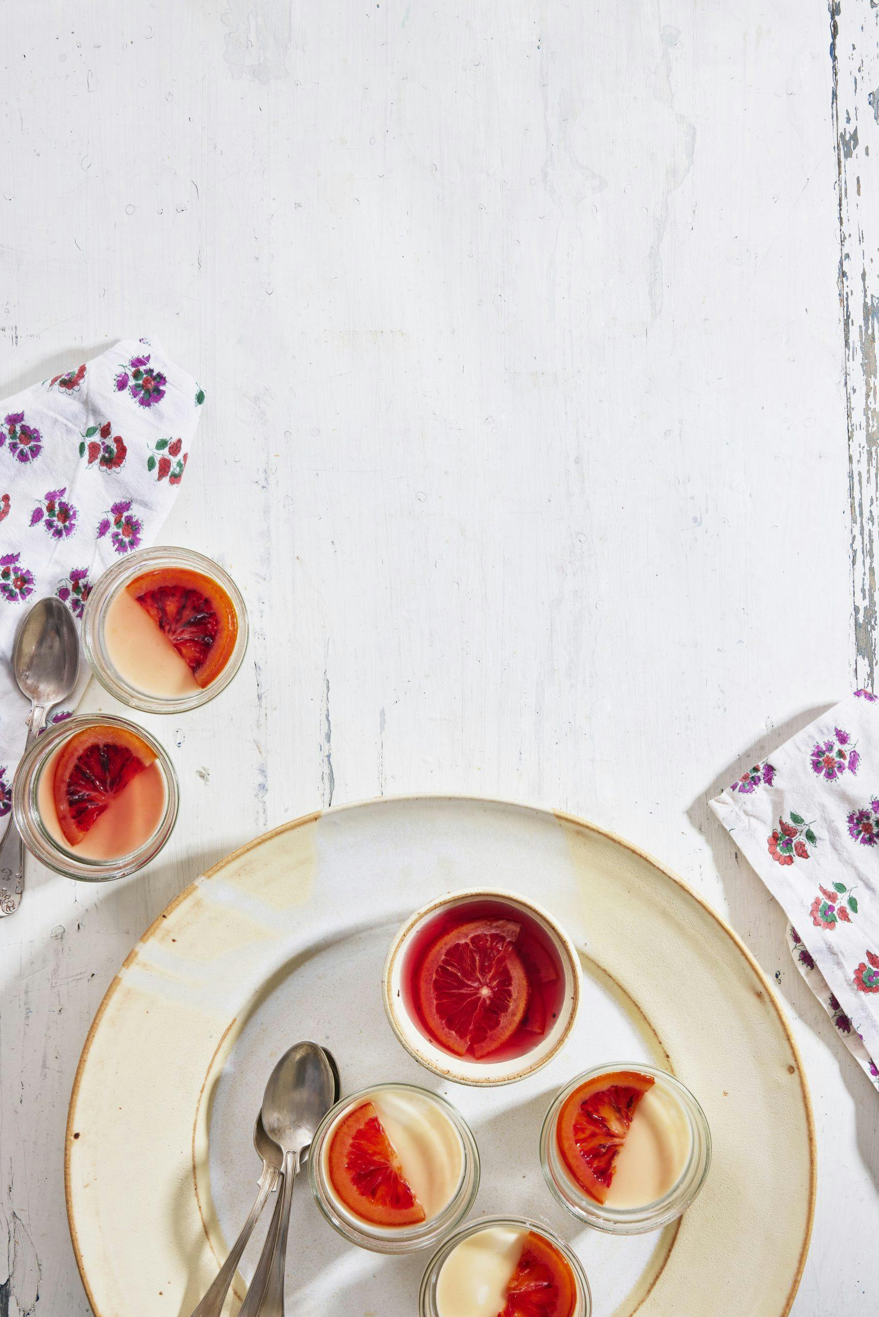 AOM 2402 Vårvintermeny AOM VARVINTERMIDDAG 2024 MANDELPANNAKOTT Panacotta med blodappelsin